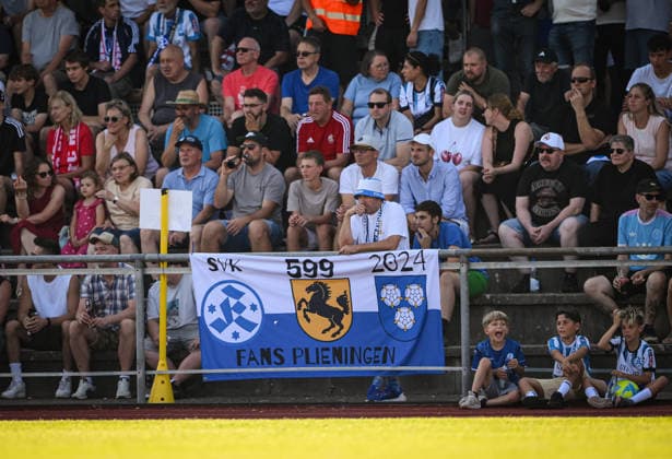 Fussball WFV Pokal 2026 2027 3. Runde 11.08.2026 FC Rottenburg - SV Stuttgarter Kickers Fans des SV Stuttgarter Kickers mit Banner, Fans Plieningen im Rottenburger Hohenbergstadion *** Soccer WFV Cup 2026–2027, Round 3, August 11, 2026: FC Rottenburg vs. SV Stuttgarter Kickers. SV Stuttgarter Kickers fans with a banner; Plieningen fans at Rottenburg’s Hohenberg Stadium