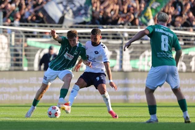 11.08.26, GER, Regionalliga Nord, Fussball, 1. Spieltag, Saison 2026 2027, Dietmar-Scholze-Stadion an der Lohmuehle, VfB Lübeck vs VfB Oldenburg Bjarne Pfundheller (VfB Luebeck 06) im Zweikampf gegen Drilon Demaj (VfB Oldenburg 09) Foto nordphoto GmbH Tauchnitz Luebeck Dietmar-Scholze-Stadion an der Lohmuehle SH Germany *** August 26, 2026, GER, Regionalliga Nord, Soccer, Matchday 1, 2026–2027 Season, Dietmar Scholze Stadium at the Lohmuehle, VfB Lübeck vs. VfB Oldenburg Bjarne Pfundheller of VfB Lübeck 06 in a tackle against Drilon Demaj of VfB Oldenburg 09 Photo: nordphoto GmbH Tauchnitz, Lübeck, Dietmar Scholze Stadium an der Lohmuehle, SH, Germany Copyright: xnordphotoxGmbHx xTauchnitzx