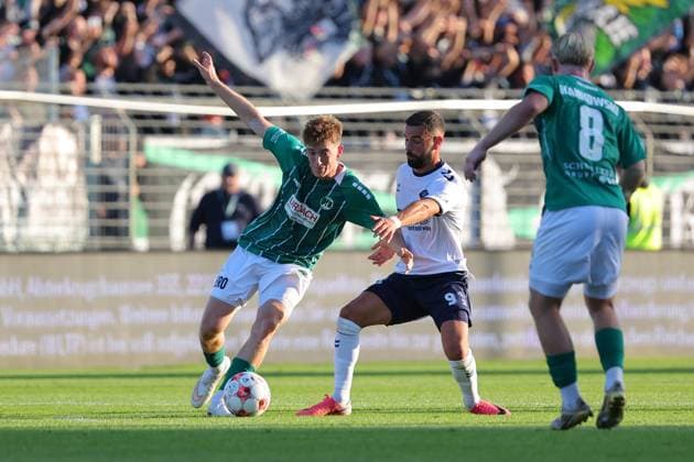 11.08.26, GER, Regionalliga Nord, Fussball, 1. Spieltag, Saison 2026 2027, Dietmar-Scholze-Stadion an der Lohmuehle, VfB Lübeck vs VfB Oldenburg Bjarne Pfundheller (VfB Luebeck 06) im Zweikampf gegen Drilon Demaj (VfB Oldenburg 09) Foto nordphoto GmbH Tauchnitz Luebeck Dietmar-Scholze-Stadion an der Lohmuehle SH Germany *** August 26, 2026, GER, Regionalliga Nord, Soccer, Matchday 1, 2026–2027 Season, Dietmar Scholze Stadium at the Lohmuehle, VfB Lübeck vs. VfB Oldenburg Bjarne Pfundheller of VfB Lübeck 06 in a tackle against Drilon Demaj of VfB Oldenburg 09 Photo: nordphoto GmbH Tauchnitz, Lübeck, Dietmar Scholze Stadium an der Lohmuehle, SH, Germany Copyright: xnordphotoxGmbHx xTauchnitzx