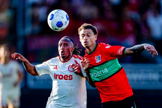 NIJMEGEN - Olympiacos Piraeus aanvaller Gelson Martins, N.E.C. Nijmegen verdediger Deveron Fonville tijdens de Champions League wedstrijd tussen N.E.C. en Olympiacos in Stadion de Goffert op 11 augustus 2026 in Nijmegen , Nederland. - *** NIJMEGEN: Olympiacos Piraeus forward Gelson Martins and NEC Nijmegen defender Deveron Fonville during the Champions League match between NEC and Olympiacos at De Goffert Stadium on August 11, 2026, in Nijmegen, the Netherlands