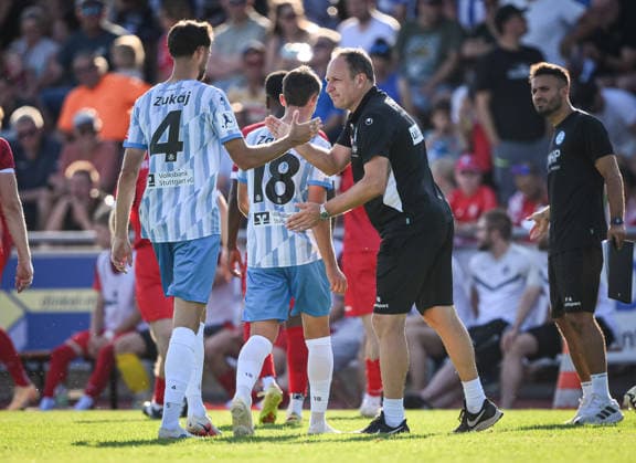 Fussball WFV Pokal 2026 2027 3. Runde 11.08.2026 FC Rottenburg - SV Stuttgarter Kickers Kickers Trainer Holger Bachthaler (Mitte) klatscht Elvir Zukaj (li, Nr.4, Kickers) ab *** Soccer WFV Cup 2026–2027, Round 3, August 11, 2026: FC Rottenburg vs. SV Stuttgarter Kickers. Kickers coach Holger Bachthaler (center) high-fives Elvir Zukaj (left, No. 4) of the Kickers.