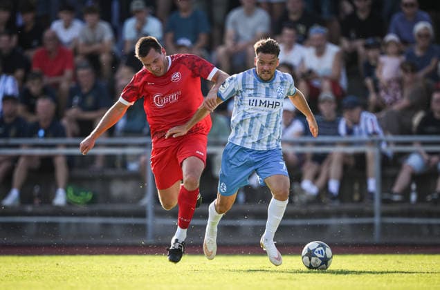 Fussball WFV Pokal 2026 2027 3. Runde 11.08.2026 FC Rottenburg - SV Stuttgarter Kickers Yannick Glessing (re, Kickers) gegen Rene Hirschka (li, FC Rottenburg) *** Soccer WFV Cup 2026–2027, Round 3, August 11, 2026: FC Rottenburg vs. SV Stuttgarter Kickers. Yannick Glessing (right), Kickers, vs. Rene Hirschka (left), FC Rottenburg