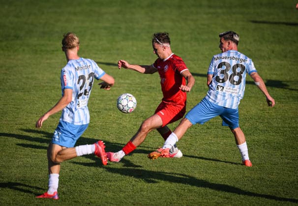 Fussball WFV Pokal 2026 2027 3. Runde 11.08.2026 FC Rottenburg - SV Stuttgarter Kickers Julian Marco Kiesecker (Mitte, FC Rottenburg) gegen Christian Mauersberger (re, Kickers) *** Soccer WFV Cup 2026–2027, Round 3, August 11, 2026: FC Rottenburg vs. SV Stuttgarter Kickers; Julian Marco Kiesecker (center), FC Rottenburg, against Christian Mauersberger (right), Kickers