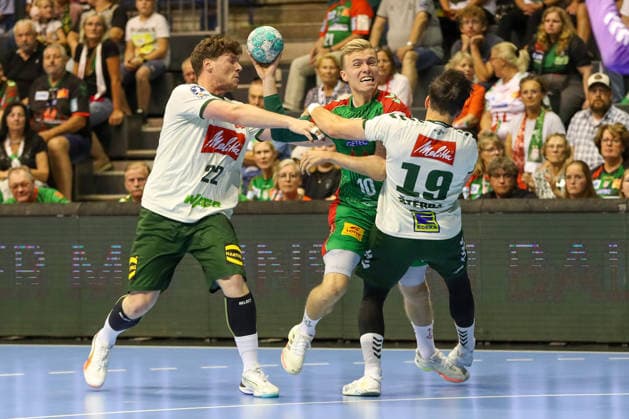11.08.2026, xgox, Handball - Hummel Cup 2026 SC Magdeburg - GWD Mindenemspor, v.l. Philipp Vorlicek Michalczik (Minden, 22), Gisli Thorgeir Kristjansson (Magdeburg, 10), Jakub Sterba (Minden, 19) Zweikampf, Duell, Kampf, tackle Magdeburg *** August 11, 2026, xgox, Handball Hummel Cup 2026 SC Magdeburg vs. GWD Mindenemspor, from left: Philipp Vorlicek, Michalczik (Minden), 22, Gisli Thorgeir Kristjansson, Magdeburg, 10, Jakub Sterba, Minden, 19; duel, battle, tackle, Magdeburg