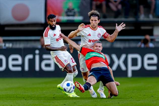 NIJMEGEN - N.E.C. Nijmegen aanvaller Bryan Linssen, Olympiacos Piraeus vedediger Panagiotis Retsos tijdens de Champions League wedstrijd tussen N.E.C. en Olympiacos in Stadion de Goffert op 11 augustus 2026 in Nijmegen , Nederland. - *** NIJMEGEN N E C Nijmegen forward Bryan Linssen and Olympiacos Piraeus defender Panagiotis Retsos during the Champions League match between N E C and Olympiacos at De Goffert Stadium on August 11, 2026, in Nijmegen, the Netherlands