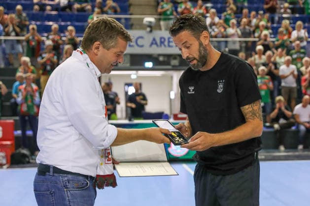 11.08.2026, xgox, Handball - Hummel Cup 2026 SC Magdeburg - GWD Mindenemspor, v.l. Bennet Wiegert (Magdeburg, Trainer) bekommt den Verdienstorden für das Land Sachsen-Anhalt von Minsterpräsident Sven Schulze Magdeburg *** August 11, 2026, xgox, 2026 Hummel Cup Handball Match: SC Magdeburg vs. GWD Mindenemspor; from left: Bennet Wiegert (Magdeburg); Coach receives the Order of Merit of the State of Saxony-Anhalt from Minister President Sven Schulze (Magdeburg)