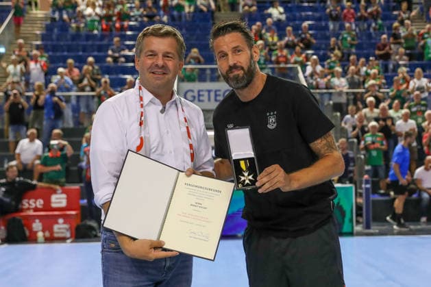 11.08.2026, xgox, Handball - Hummel Cup 2026 SC Magdeburg - GWD Mindenemspor, v.l. Bennet Wiegert (Magdeburg, Trainer) bekommt den Verdienstorden für das Land Sachsen-Anhalt von Minsterpräsident Sven Schulze Magdeburg *** August 11, 2026, xgox, 2026 Hummel Cup Handball Match: SC Magdeburg vs. GWD Mindenemspor; from left: Bennet Wiegert (Magdeburg); Coach receives the Order of Merit of the State of Saxony-Anhalt from Minister President Sven Schulze (Magdeburg)