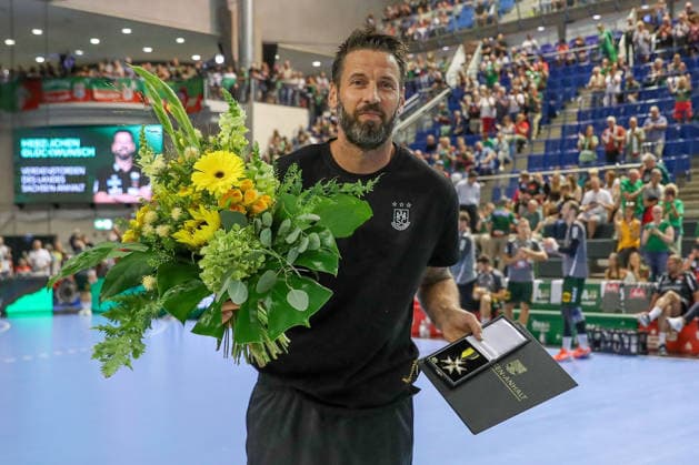 11.08.2026, xgox, Handball - Hummel Cup 2026 SC Magdeburg - GWD Mindenemspor, v.l. Bennet Wiegert (Magdeburg, Trainer) bekommt den Verdienstorden für das Land Sachsen-Anhalt Magdeburg *** August 11, 2026, xgox, 2026 Hummel Cup Handball Match: SC Magdeburg vs. GWD Mindenemspor; from left: Bennet Wiegert (Magdeburg); Coach receives the Order of Merit of the State of Saxony-Anhalt, Magdeburg