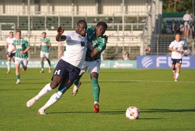 Foto : Anouar ADAM (Oldenburg) gegen Emmanuel APPIAH (Lübeck , rechts) Fussball Regionalliga Nord, am Di. 11.08.2026 VfB Lübeck - VfB Oldenburg *** Photo: Anouar ADAM (Oldenburg) vs. Emmanuel APPIAH (Lübeck), right—Regionalliga Nord soccer match, Tue, Aug 11, 2026, VfB Lübeck vs. VfB Oldenburg