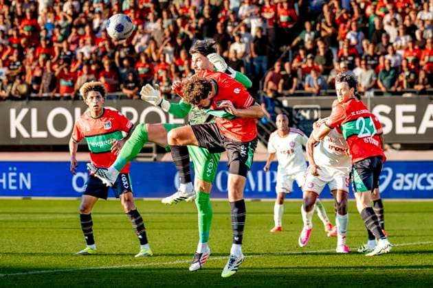 NIJMEGEN - N.E.C. Nijmegen verdediger Philippe Sandler, N.E.C. Nijmegen keeper Gonzalo Crettaz tijdens de Champions League wedstrijd tussen N.E.C. en Olympiacos in Stadion de Goffert op 11 augustus 2026 in Nijmegen , Nederland. - *** NIJMEGEN N E C Nijmegen defender Philippe Sandler and N E C Nijmegen goalkeeper Gonzalo Crettaz during the Champions League match between N E C and Olympiacos at De Goffert Stadium on August 11, 2026, in Nijmegen, the Netherlands