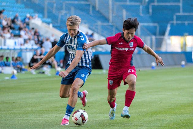 11.08.2026 Fußball Herren 2026 2027 Regionalliga Nordost 4. Spieltag 1. FC Magdeburg II - SV Babelsberg 03 Avnet Arena Magdeburg Cornelius Bräunling (Magdeburg, 29, blau-weiß) im Laufduell mit Min-Gi Kang (Babelsberg, 21, rot). Magdeburg Sachsen-Anhalt Deutschland *** August 11, 2026 Men s Soccer 2026–2027 Northeast Regional League, Matchday 4: 1 FC Magdeburg II vs. SV Babelsberg 03, Avnet Arena, Magdeburg; Cornelius Bräunling (Magdeburg, 29, blue and white, in a footrace with Min Gi Kang of Babelsberg, 21, red; Magdeburg, Saxony-Anhalt, Germany