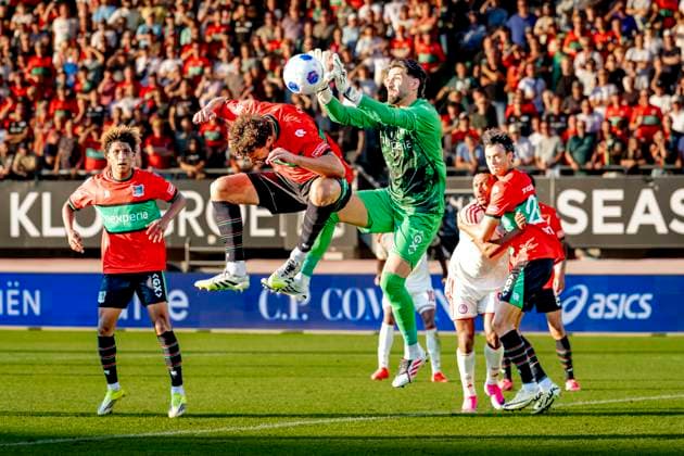 NIJMEGEN - N.E.C. Nijmegen verdediger Philippe Sandler, N.E.C. Nijmegen keeper Gonzalo Crettaz tijdens de Champions League wedstrijd tussen N.E.C. en Olympiacos in Stadion de Goffert op 11 augustus 2026 in Nijmegen , Nederland. - *** NIJMEGEN N E C Nijmegen defender Philippe Sandler and N E C Nijmegen goalkeeper Gonzalo Crettaz during the Champions League match between N E C and Olympiacos at De Goffert Stadium on August 11, 2026, in Nijmegen, the Netherlands