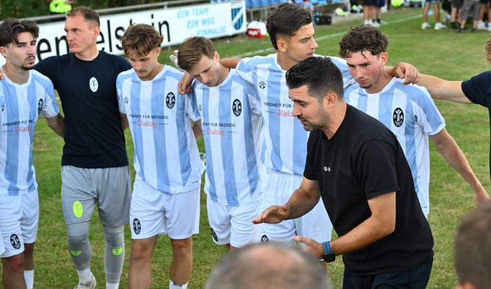 11.08.2026 - Fussball - Saison 2026 2027 - BFV - Toto-Pokal : FC Wendelstein - TSV 1860 München ( Löwen ) - - xwoxzix - Alper Kayabunar ( Trainer TSV 1860 München ) spricht zu Mannschaft Team nach Spielende *** August 11, 2026 Soccer Season 2026–2027 BFV Toto Cup FC Wendelstein TSV 1860 Munich Löwen xwoxzix Alper Kayabunar, coach of TSV 1860 Munich, speaks to the team after the game