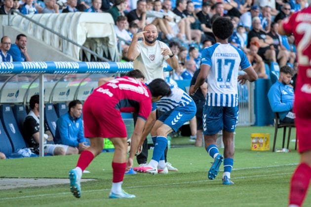 11.08.2026 Fußball Herren 2026 2027 Regionalliga Nordost 4. Spieltag 1. FC Magdeburg II - SV Babelsberg 03 Avnet Arena Magdeburg Michael Braune (Babelsberg, Trainer) erteilt seinem Team Anweisungen. Magdeburg Sachsen-Anhalt Deutschland *** August 11, 2026 Men s Soccer 2026–2027 Northeast Regional League, Matchday 4: 1 FC Magdeburg II vs. SV Babelsberg 03, Avnet Arena, Magdeburg. Michael Braune, Babelsberg s coach, gives instructions to his team. Magdeburg, Saxony-Anhalt, Germany