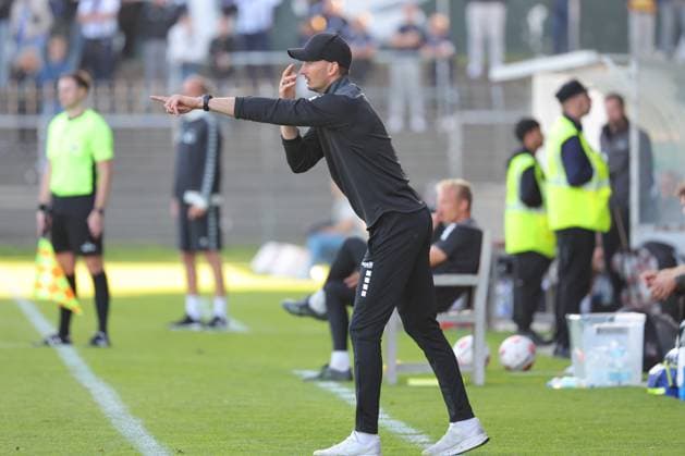 11.08.26, GER, Regionalliga Nord, Fussball, 1. Spieltag, Saison 2026 2027, Dietmar-Scholze-Stadion an der Lohmuehle, VfB Lübeck vs VfB Oldenburg Coachingzone Seitenlinie Trainerbereich Technische Zone. Trainer Kevin Rodewald (VfB Luebeck) gibt Handzeichen Foto nordphoto GmbH Tauchnitz Luebeck Dietmar-Scholze-Stadion an der Lohmuehle SH Germany *** August 26, 2026, GER, Regionalliga Nord, Soccer, Matchday 1, 2026–2027 Season, Dietmar Scholze Stadium at the Lohmühle, VfB Lübeck vs. VfB Oldenburg Coaching Zone, Sideline, Coaches Area, Technical Zone, Coach Kevin Rodewald, VfB Lübeck gives a hand signal, Photo: nordphoto GmbH, Tauchnitz, Lübeck, Dietmar Scholze Stadium at the Lohmühle, SH, Germany Copyright: xnordphotoxGmbHx xTauchnitzx