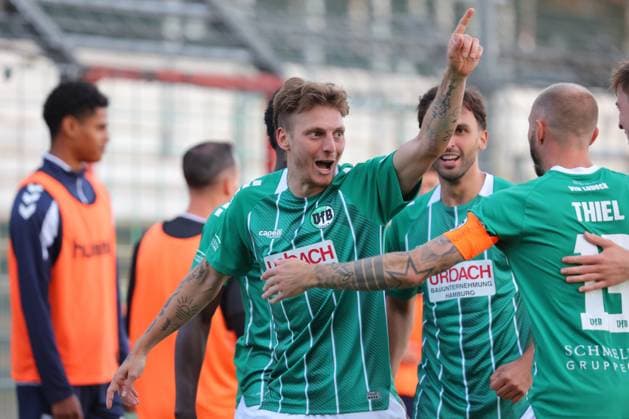 11.08.26, GER, Regionalliga Nord, Fussball, 1. Spieltag, Saison 2026 2027, Dietmar-Scholze-Stadion an der Lohmuehle, VfB Lübeck vs VfB Oldenburg Torjubel Jubel. Torschütze Torschuetze Fabian Istefo (VfB Luebeck 19) jubelt ueber das Tor zum 1:1 Foto nordphoto GmbH Tauchnitz Luebeck Dietmar-Scholze-Stadion an der Lohmuehle SH Germany *** August 26, 2026, GER, Regionalliga Nord, Soccer, Matchday 1, 2026–2027 Season, Dietmar Scholze Stadium at the Lohmühle, VfB Lübeck vs. VfB Oldenburg Goal celebration Cheering Goal scorer(s) Fabian Istefo VfB Lübeck 19 celebrates the goal that tied the game at 1–1 Photo: nordphoto GmbH Tauchnitz, Lübeck, Dietmar Scholze Stadium an der Lohmuehle, SH, Germany Copyright: xnordphotoxGmbHx xTauchnitzx