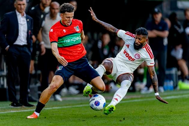 NIJMEGEN - N.E.C. Nijmegen verdediger Clement Bischoff, Olympiacos Piraeus vedediger Rodinei tijdens de Champions League wedstrijd tussen N.E.C. en Olympiacos in Stadion de Goffert op 11 augustus 2026 in Nijmegen , Nederland. - *** NIJMEGEN N E C Nijmegen defender Clement Bischoff and Olympiacos Piraeus defender Rodinei during the Champions League match between N E C and Olympiacos at De Goffert Stadium on August 11, 2026, in Nijmegen, the Netherlands