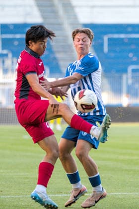 11.08.2026 Fußball Herren 2026 2027 Regionalliga Nordost 4. Spieltag 1. FC Magdeburg II - SV Babelsberg 03 Avnet Arena Magdeburg Min-Gi Kang (Babelsberg, 21, rot) im Zweikampf mit Adrian Drews (Magdeburg, 36, blau-weiß). Magdeburg Sachsen-Anhalt Deutschland *** August 11, 2026 Men s Soccer 2026–2027 Northeast Regional League, Matchday 4: 1 FC Magdeburg II vs. SV Babelsberg 03, Avnet Arena, Magdeburg; Min Gi Kang (Babelsberg), 21, in red, in a tackle with Adrian Drews of Magdeburg, 36, in blue and white Magdeburg Saxony-Anhalt Germany