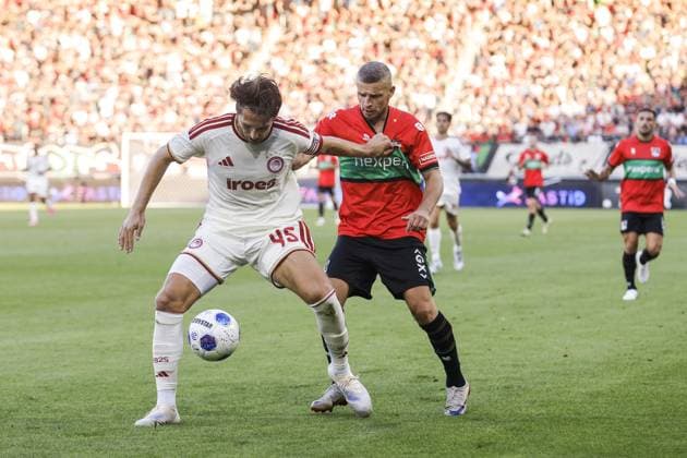 NIJMEGEN - Panagiotis Retsos of Olympiakos Piraeus. Bryan Linssen of NEC Nijmegen (lr) during the 3rd Champions League qualifying round between NEC and Olympiakos Piraeus at De Goffert on August 11, 2026 in Nijmegen, the Netherlands. BART STOUTJESDIJK ANP UEFA Champion League Third qualifying round 2nd leg 2026-2027 xVIxANPxSportx xxANPxIVx 565279828 originalFilename: 565279828.jpg