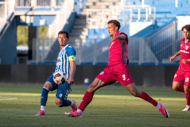 11.08.2026 Fußball Herren 2026 2027 Regionalliga Nordost 4. Spieltag 1. FC Magdeburg II - SV Babelsberg 03 Avnet Arena Magdeburg Stefan Korsch (Magdeburg, 10, blau-weiß) beim Torschuss. Joshua Okpalaike (Babelsberg, 9, rot) kann nicht mehr eingreifen. Magdeburg Sachsen-Anhalt Deutschland *** August 11, 2026 Men s Soccer 2026–2027 Northeast Regional League, Matchday 4: 1 FC Magdeburg II vs. SV Babelsberg 03, Avnet Arena, Magdeburg, Stefan Korsch, Magdeburg, 10, in blue and white, takes a shot on goal; Joshua Okpalaike of Babelsberg, 9, in red, is unable to intervene; Magdeburg, Saxony-Anhalt, Germany