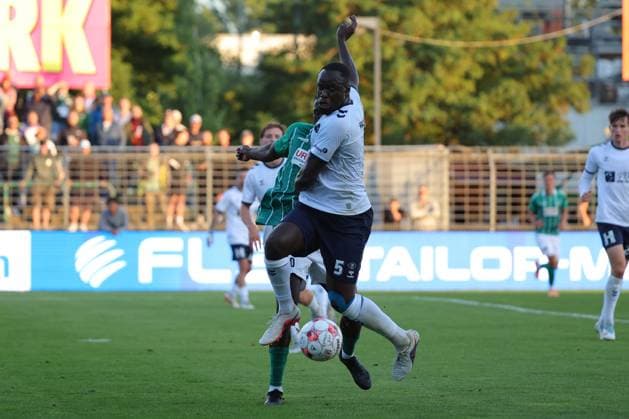 11.08.26, GER, Regionalliga Nord, Fussball, 1. Spieltag, Saison 2026 2027, Dietmar-Scholze-Stadion an der Lohmuehle, VfB Lübeck vs VfB Oldenburg Daouda Beleme (VfB Luebeck 21) im Zweikampf gegen Anouar Adam (VfB Oldenburg 05) Foto nordphoto GmbH Tauchnitz Luebeck Dietmar-Scholze-Stadion an der Lohmuehle SH Germany *** August 26, 2026, GER, Regionalliga Nord, Soccer, Matchday 1, 2026–2027 Season, Dietmar Scholze Stadium an der Lohmuehle, VfB Lübeck vs. VfB Oldenburg: Daouda Beleme (VfB Lübeck 21) in a tackle against Anouar Adam (VfB Oldenburg 05). Photo: nordphoto GmbH, Tauchnitz, Lübeck, Dietmar Scholze Stadium an der Lohmuehle, SH, Germany Copyright: xnordphotoxGmbHx xTauchnitzx