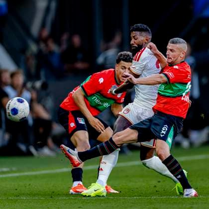 NIJMEGEN - Olympiacos Piraeus vedediger Rodinei, N.E.C. Nijmegen aanvaller Bryan Linssen tijdens de Champions League wedstrijd tussen N.E.C. en Olympiacos in Stadion de Goffert op 11 augustus 2026 in Nijmegen , Nederland. - *** NIJMEGEN: Olympiacos Piraeus defender Rodinei and NEC Nijmegen forward Bryan Linssen during the Champions League match between NEC and Olympiacos at De Goffert Stadium on August 11, 2026, in Nijmegen, the Netherlands