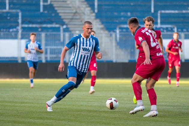 11.08.2026 Fußball Herren 2026 2027 Regionalliga Nordost 4. Spieltag 1. FC Magdeburg II - SV Babelsberg 03 Avnet Arena Magdeburg Kevin Manthey (Magdeburg, 37, blau-weiß) will den Ball an Gordon Büch (Babelsberg, 27, rot) vorbeilegen. Magdeburg Sachsen-Anhalt Deutschland *** August 11, 2026 Men s Soccer 2026–2027 Northeast Regional League, Matchday 4: 1 FC Magdeburg II vs. SV Babelsberg 03, Avnet Arena, Magdeburg, Kevin Manthey, Magdeburg, 37, in blue and white, tries to pass the ball past Gordon Büch of Babelsberg, 27, in red Magdeburg, Saxony-Anhalt, Germany
