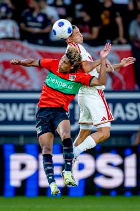 NIJMEGEN - Olympiacos Piraeus middenvelder Santiago HGezze, N.E.C. Nijmegen middenvelder Noe Lebreton tijdens de Champions League wedstrijd tussen N.E.C. en Olympiacos in Stadion de Goffert op 11 augustus 2026 in Nijmegen , Nederland. - *** NIJMEGEN: Olympiacos Piraeus midfielder Santiago HGezze and NEC Nijmegen midfielder Noe Lebreton during the Champions League match between NEC and Olympiacos at De Goffert Stadium on August 11, 2026, in Nijmegen, the Netherlands
