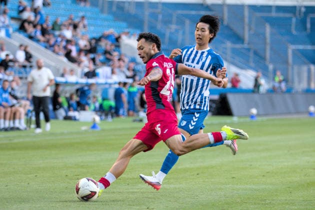 11.08.2026 Fußball Herren 2026 2027 Regionalliga Nordost 4. Spieltag 1. FC Magdeburg II - SV Babelsberg 03 Avnet Arena Magdeburg Theo Ogbidi (Babelsberg, 25, rot) klärt einen Ball vor Chung-Hyun Lee (Magdeburg, 38, blau-weiß). Magdeburg Sachsen-Anhalt Deutschland *** August 11, 2026 Men s Soccer 2026–2027 Northeast Regional League, Matchday 4: 1. FC Magdeburg II vs. SV Babelsberg 03, Avnet Arena, Magdeburg; Theo Ogbidi (Babelsberg), 25, in red, clears the ball in front of Chung Hyun Lee, Magdeburg, 38, in blue and white; Magdeburg, Saxony-Anhalt, Germany