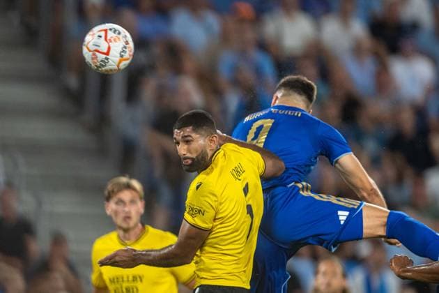 Abdullah Iqbal in a header battle during Champions League qualifying round 3 match, SK Slovan Bratislava - Mjallby AIF , 11. august 2026, Tehelne pole Stadium, Bratislava, Slovakia Copyright: xMICHALxFAJT,ZOSPORTU.SKx MAJ_5702