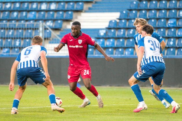 11.08.2026 Fußball Herren 2026 2027 Regionalliga Nordost 4. Spieltag 1. FC Magdeburg II - SV Babelsberg 03 Avnet Arena Magdeburg Charles-Jesaja Herrmann (Babelsberg, 24, rot) umringt von Timo Birk (Magdeburg, 6, blau-weiß), Leander Beimborn (Magdeburg, 34, blau-weiß) und Steven Probst (Magdeburg, 23, blau-weiß). Magdeburg Sachsen-Anhalt Deutschland *** August 11, 2026 Men s Soccer 2026–2027 Northeast Regional League, Matchday 4: 1 FC Magdeburg II vs. SV Babelsberg 03, Avnet Arena, Magdeburg; Charles Jesaja Herrmann (Babelsberg), 24, in red, surrounded by Timo Birk, Magdeburg, 6, in blue and white; Leander Beimborn, Magdeburg, 34, in blue and white; and Steven Probst, Magdeburg, 23, in blue and white; Magdeburg, Saxony-Anhalt, Germany
