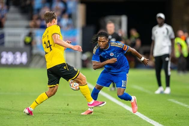 Manasse Kianga in a battle during Champions League qualifying round 3 match, SK Slovan Bratislava - Mjallby AIF , 11. august 2026, Tehelne pole Stadium, Bratislava, Slovakia Copyright: xMICHALxFAJT,ZOSPORTU.SKx MAJ_5797