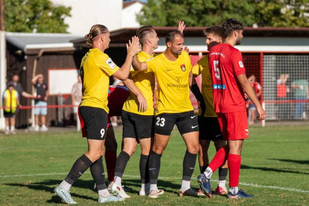 Kollektiver Torjubel nach dem 0:2 durch Marlon Fass (SG Sonnenhof Großaspach, 09), SSV Schwäbisch Hall vs. SG Sonnenhof Großaspach, Fussball, WFV-Pokal, 3. Runde, 11.08.2026 Schwäbisch Hall Baden-Wuerttemberg Deutschland *** Collective celebration after Marlon Fass s 0–2 goal for SG Sonnenhof Großaspach, 09, SSV Schwäbisch Hall vs. SG Sonnenhof Großaspach, Soccer, WFV Cup, 3rd Round, August 11, 2026, Schwäbisch Hall, Baden-Württemberg, Germany Copyright: xkolbert-press PhilipxZieglerx