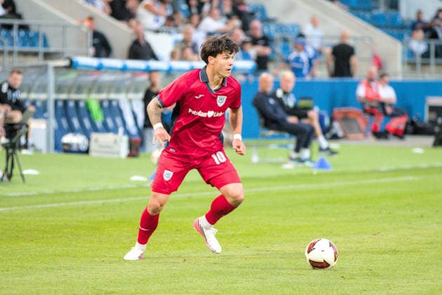 11.08.2026 Fußball Herren 2026 2027 Regionalliga Nordost 4. Spieltag 1. FC Magdeburg II - SV Babelsberg 03 Avnet Arena Magdeburg Matthew Meier (Babelsberg, 10, rot) am Ball. Magdeburg Sachsen-Anhalt Deutschland *** August 11, 2026 Men s Soccer 2026–2027 Northeast Regional League, Matchday 4: 1 FC Magdeburg II vs. SV Babelsberg 03, Avnet Arena, Magdeburg, Matthew Meier, Babelsberg, 10, in red with the ball, Magdeburg, Saxony-Anhalt, Germany