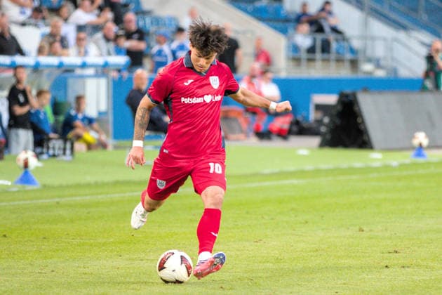 11.08.2026 Fußball Herren 2026 2027 Regionalliga Nordost 4. Spieltag 1. FC Magdeburg II - SV Babelsberg 03 Avnet Arena Magdeburg Matthew Meier (Babelsberg, 10, rot) schlägt eine Flanke. Magdeburg Sachsen-Anhalt Deutschland *** August 11, 2026 Men s Soccer 2026–2027 Northeast Regional League, Matchday 4: 1 FC Magdeburg II vs. SV Babelsberg 03, Avnet Arena, Magdeburg. Matthew Meier (Babelsberg, No. 10) takes a cross. Magdeburg, Saxony-Anhalt, Germany