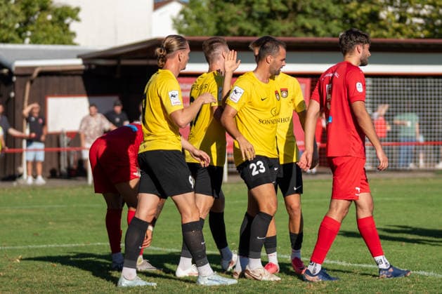 Kollektiver Torjubel nach dem 0:2 durch Marlon Fass (SG Sonnenhof Großaspach, 09), SSV Schwäbisch Hall vs. SG Sonnenhof Großaspach, Fussball, WFV-Pokal, 3. Runde, 11.08.2026 Schwäbisch Hall Baden-Wuerttemberg Deutschland *** Collective celebration after Marlon Fass s 0-2 goal for SG Sonnenhof Großaspach, 09, SSV Schwäbisch Hall vs. SG Sonnenhof Großaspach, Soccer, WFV Cup, Round 3, August 11, 2026, Schwäbisch Hall, Baden-Württemberg, Germany Copyright: xkolbert-press PhilipxZieglerx