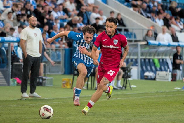 11.08.2026 Fußball Herren 2026 2027 Regionalliga Nordost 4. Spieltag 1. FC Magdeburg II - SV Babelsberg 03 Avnet Arena Magdeburg Theo Ogbidi (Babelsberg, 25, rot) im Laufduell mit Marcel Zajusch (Magdeburg, 28, blau-weiß). Magdeburg Sachsen-Anhalt Deutschland *** August 11, 2026 Men s Soccer 2026–2027 Northeast Regional League, Matchday 4: 1. FC Magdeburg II vs. SV Babelsberg 03, Avnet Arena, Magdeburg; Theo Ogbidi (Babelsberg), 25, in red, in a footrace with Marcel Zajusch of Magdeburg, 28, in blue and white; Magdeburg, Saxony-Anhalt, Germany