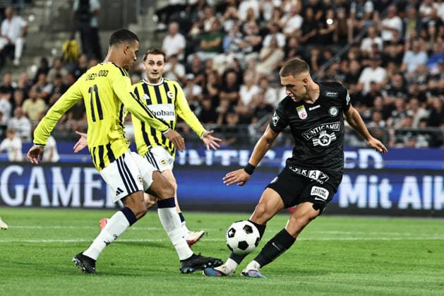 SOCCER - UEFA CL, Sturm vs Fenerbahce GRAZ,AUSTRIA,11.AUG.26 - SOCCER - UEFA Champions League, qualification, SK Sturm Graz vs Fenerbahce Istanbul. Image shows Mason Greenwood (Fenerbahce) and Petar Petrovic (Sturm).  GEPAxpictures xChrisxBauer