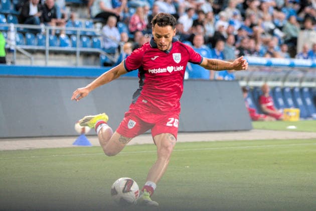 11.08.2026 Fußball Herren 2026 2027 Regionalliga Nordost 4. Spieltag 1. FC Magdeburg II - SV Babelsberg 03 Avnet Arena Magdeburg Theo Ogbidi (Babelsberg, 25, rot) schlägt eine Flanke. Magdeburg Sachsen-Anhalt Deutschland *** August 11, 2026 Men s Soccer 2026–2027 Northeast Regional League, Matchday 4: 1 FC Magdeburg II vs. SV Babelsberg 03, Avnet Arena, Magdeburg, Theo Ogbidi, Babelsberg, 25, in red, delivers a cross Magdeburg Saxony-Anhalt Germany