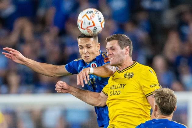 Svetozar Markovic in a header battle with Jacob Bergstrom during Champions League qualifying round 3 match, SK Slovan Bratislava - Mjallby AIF , 11. august 2026, Tehelne pole Stadium, Bratislava, Slovakia Copyright: xMICHALxFAJT,ZOSPORTU.SKx MAJ_5918