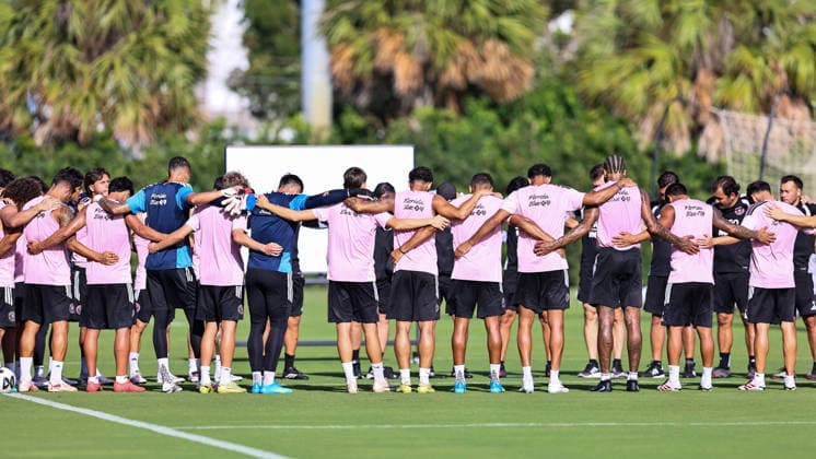 FORT LAUDERDALE, FL - AUGUST 11: Inter Miami CF players are seen in a moment of remembrance for the passing of Lionel Messi™s father prior to a Inter Miami Training Session at Florida Blue Training Center on August 11, 2026 in Fort Lauderdale, Florida. (Photo by Chris Arjoon Icon Sportswire) SOCCER: AUG 11 Inter Miami CF Training EDITORIAL USE ONLY Icon26081100000049