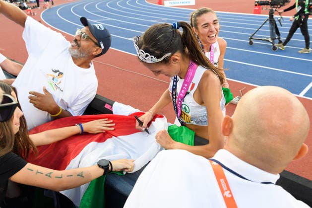 BIRMINGHAM, GREAT BRITAIN - August 11: Nadia Battocletti (Italy) signing an italian flag after the 5000 metres run final during the European Athletics Championships 2026 at Alexander Stadium in Birmingham, Great Britain (Photo by Sven Beyrich Sports Press Photo)  Copyright: xSvenxBeyrich SportsxPressxPhotox Sportspressphoto_SPR204321