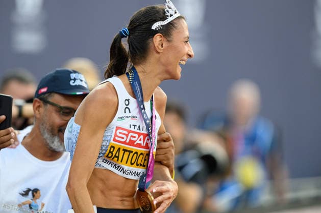 BIRMINGHAM, GREAT BRITAIN - August 11: Nadia Battocletti (Italy) with her medal and a crown on her head after the 5000 metres run final during the European Athletics Championships 2026 at Alexander Stadium in Birmingham, Great Britain (Photo by Sven Beyrich Sports Press Photo)  Copyright: xSvenxBeyrich SportsxPressxPhotox Sportspressphoto_SPR204322