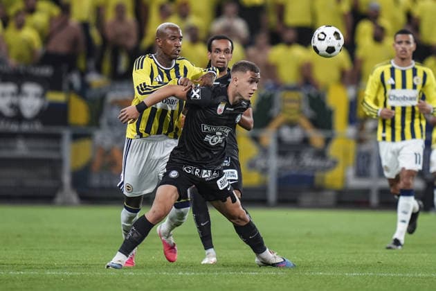 Sturm Graz v Fenerbahce - UEFA Champions League GRAZ, AUSTRIA - AUGUST 11 : Petar Petrovic (R) of Sturm Graz competes with Anderson Talisca (L) of Fenerbahce during the UEFA Champions League third qualifying round second leg match at Liebenau Stadium on August 11, 2026 in Graz, Austria. Agit Erdi Ulukaya Anadolu Graz Austria. Editorial use only. Please get in touch for any other usage.  Copyright: x2026xAnadoluxAgitxErdixUlukayax