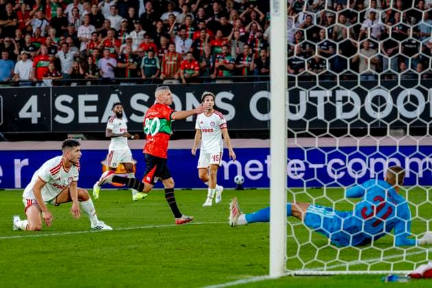 NIJMEGEN - N.E.C. Nijmegen aanvaller Bryan Linssen scoort de 1-1 tijdens de Champions League wedstrijd tussen N.E.C. en Olympiacos in Stadion de Goffert op 11 augustus 2026 in Nijmegen , Nederland. - *** NIJMEGEN N E C Nijmegen forward Bryan Linssen scores the 1-1 goal during the Champions League match between N E C and Olympiacos at Stadion de Goffert on August 11, 2026, in Nijmegen, the Netherlands