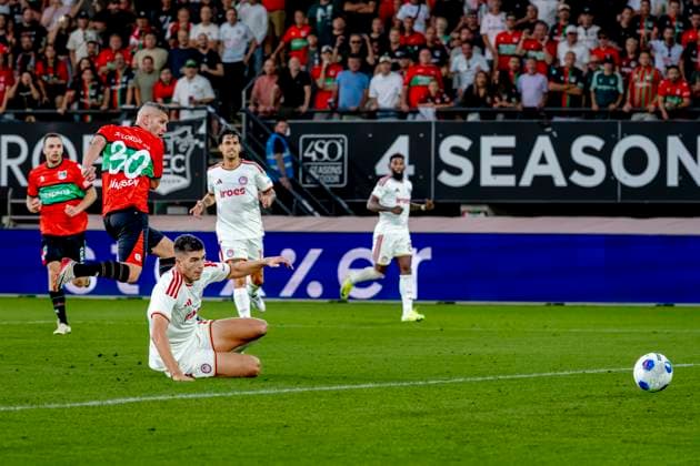 NIJMEGEN - N.E.C. Nijmegen aanvaller Bryan Linssen scoort de 1-1 tijdens de Champions League wedstrijd tussen N.E.C. en Olympiacos in Stadion de Goffert op 11 augustus 2026 in Nijmegen , Nederland. - *** NIJMEGEN N E C Nijmegen forward Bryan Linssen scores the 1-1 goal during the Champions League match between N E C and Olympiacos at Stadion de Goffert on August 11, 2026, in Nijmegen, the Netherlands