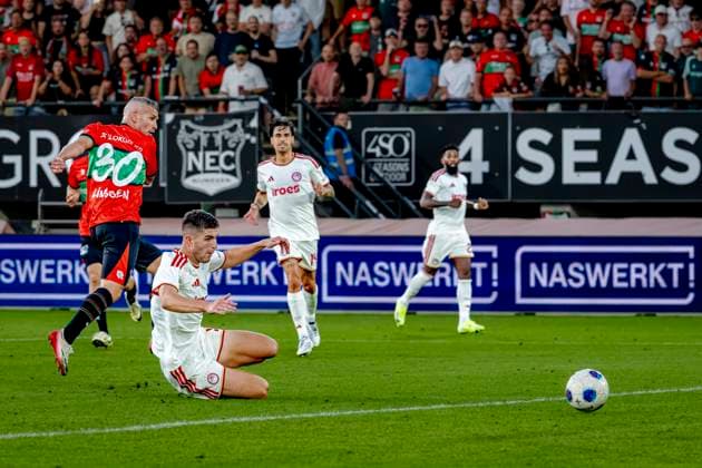 NIJMEGEN - N.E.C. Nijmegen aanvaller Bryan Linssen scoort de 1-1 tijdens de Champions League wedstrijd tussen N.E.C. en Olympiacos in Stadion de Goffert op 11 augustus 2026 in Nijmegen , Nederland. - *** NIJMEGEN N E C Nijmegen forward Bryan Linssen scores the 1-1 goal during the Champions League match between N E C and Olympiacos at Stadion de Goffert on August 11, 2026, in Nijmegen, the Netherlands