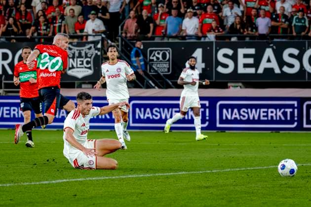 NIJMEGEN - N.E.C. Nijmegen aanvaller Bryan Linssen scoort de 1-1 tijdens de Champions League wedstrijd tussen N.E.C. en Olympiacos in Stadion de Goffert op 11 augustus 2026 in Nijmegen , Nederland. - *** NIJMEGEN N E C Nijmegen forward Bryan Linssen scores the 1-1 goal during the Champions League match between N E C and Olympiacos at Stadion de Goffert on August 11, 2026, in Nijmegen, the Netherlands