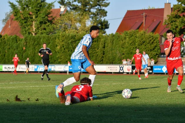 Raphael Langer (FC Rottenburg, 03), David Udogu (SV Stuttgarter Kickers, 27) FC Rottenburg vs. SV Stuttgarter Kickers ,Fussball, WFV-Pokal, Gruppe 3, 3. Runde, Wuerttemberg, Saison 2026 2027, 11.08.2026, FC Rottenburg vs. SV Stuttgarter Kickers ,Fussball, WFV-Pokal, Gruppe 3, 3. Runde, Wuerttemberg, Saison 2026 2027, 11.08.2026 Rottenburg am Neckar *** Raphael Langer, FC Rottenburg, 03; David Udogu, SV Stuttgarter Kickers, 27; FC Rottenburg vs. SV Stuttgarter Kickers; Soccer; WFV Cup; Group 3; Round 3; Württemberg; 2026–2027 Season; August 11, 2026, FC Rottenburg vs. SV Stuttgarter Kickers, Soccer, WFV Cup, Group 3, Round 3, Württemberg, 2026–2027 Season, August 11, 2026, Rottenburg am Neckar Copyright: xEibner-Pressefoto RalphxKunzex EP_RKE