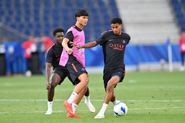 PSG hold final training session ahead of UEFA Super Cup SALZBURG, AUSTRIA - AUGUST 11: Paris Saint-Germain s Dro Fernandez (L) and Senny Mayulu (R) take part in final training session under head coach Luis Enrique at Salzburg Stadium in Salzburg, Austria, ahead of the UEFA Super Cup match against Aston Villa on August 11, 2026. Isa Terli Anadolu Salzburg Austria. Editorial use only. Please get in touch for any other usage.  Copyright: x2026xAnadoluxIsaxTerlix